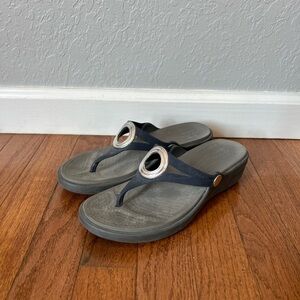 Crocs Sanrah Thong Sandals Wedge Shoes Women’s Size 6 Navy Blue
